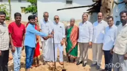 పరిగి: కుల్కచర్ల మండల కేంద్రంలో ఎమ్మెల్యే ఆదేశానుసారం ఇందిరమ్మ ఇండ్లను ప్రారంభించిన డిసిసి ఉపాధ్యక్షులు భీమ్ రెడ్డి.