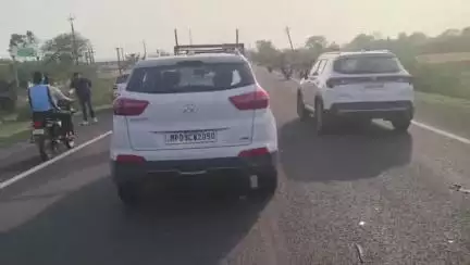 राहतगढ़: सीहोरा मंडी के पास उज्जैन नगर पालिका अधीक्षक यंत्री की कार ने बाइक को टक्कर मारी, दो बाइक सवार घायल