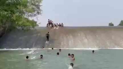 भीषण गर्मी से राहत पाने के लिए ताजेवाला की नहरों में लोग लगा रहे हैं मौत की डुबकी