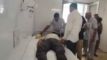 महोबा: महोबा से सटे गौरिहार गांव के एक व्यक्ति को संदिग्ध हालत में जिला अस्पताल लेकर पहुंचे परिजन, डॉक्टर ने किया मृत घोषित