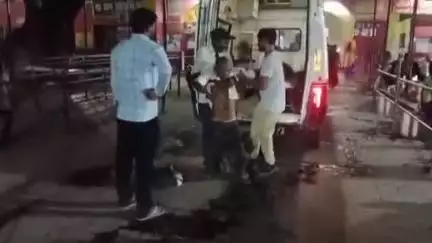 सीतापुर: जिला अस्पताल में एंबुलेंस कर्मियों की लापरवाही से जमीन पर गिरा मरीज, परिजन ने बताया- नहीं दिया गया था स्ट्रेचर