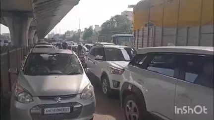 नाशिक: नाशिक येथील द्वारका चौकात मोठ्या प्रमाणात वाहतूक कोंडी वाहनांच्या एक ते दीड किलोमीटर पर्यंत लांबच लांब रांगा