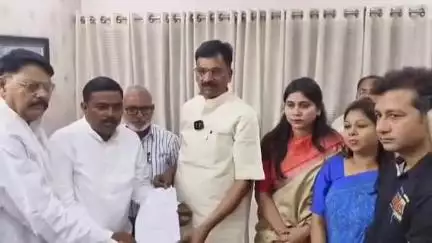सीतापुर: सांसद आवास पर सांसद सेवा केंद्र वाहन का शुभारंभ, हरी झंडी दिखाकर किया गया रवाना