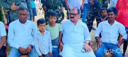 गढ़वा: चामा पंचायत में मुनेश्वर राम के निधन पर पूर्व मंत्री मिथिलेश कुमार ठाकुर ने शोक व्यक्त किया