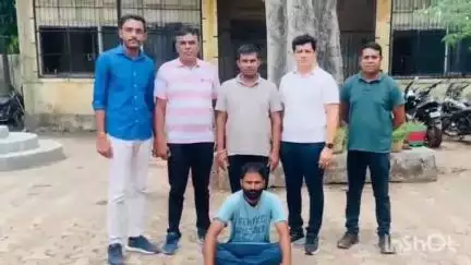 ઉચ્છલ: તાલુકાના  ફૂલવાડી ત્રણ રસ્તા નજીકથી પોલીસે પ્રોહિબ્યુશન ગુનાના વોન્ટેડ આરોપીને ઝડપી લીધો