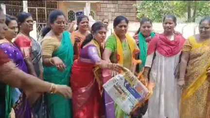 అమరావతిపై అనుచిత వ్యాఖ్యలు చేసిన వారిపై కఠిన చర్యలు తీసుకోవాలని టూటౌన్ పోలీస్ స్టేషన్‌లో ఫిర్యాదు చేసిన టీడీపీ మహిళ నేతలు