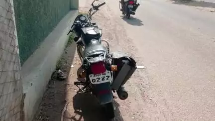 శింగనమల: బుక్కరాయసముద్రం మండల కేంద్రంలో 2 ద్విచక్ర వాహనాలు ఢీ, వ్యక్తికి స్వల్ప గాయాలు