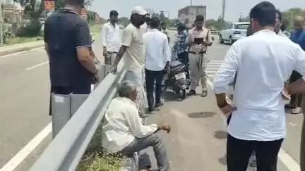 మెదక్: కోమటిపల్లి శివారులోని  44వ జాతీయ రహదారిపై టీవీఎస్ ఎక్సెల్‌ను లారీ ఢీకొనడంతో వ్యక్తికి గాయాలు