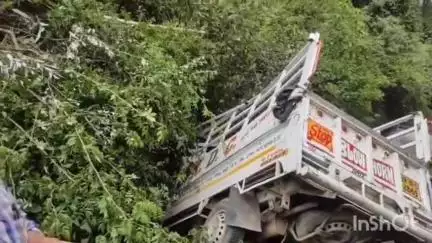 मंडी: देवधार जा रहा वाहन सनपालू नाले के पास 100 फीट गहरी खाई में गिरा, 2 की मौत; करीब 20 घायल