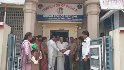 కొమ్మినేని శ్రీనివాసరావు, విశ్లేషకుడు కృష్ణంరాజుపై పుట్టపర్తి అర్బన్ పోలీస్ స్టేషన్‌లో మహిళల ఫిర్యాదు