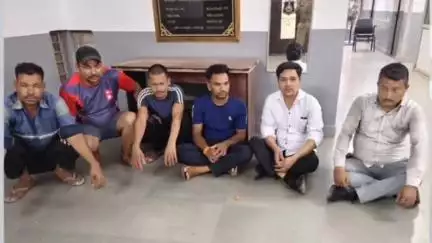 ભુજ: શહેરના મહાવીરનગરમાં એપાર્ટમેન્ટની લોબીમાં જુગાર રમતા છ ખેલી પકડાયા