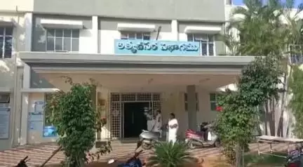 కుప్పం: పట్టణ రైల్వే స్టేషన్ సమీపంలో ప్రమాదవశాత్తు రైలు నుంచి కిందపడి యువకుడికి తీవ్ర గాయాలు