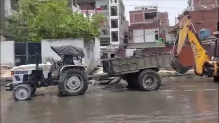 औराई: माधोसिंह हाईवे पर जलभराव की समस्या पर प्रशासन सक्रिय, नाले की सफाई शुरू #jansamasya