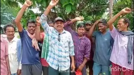 రైతు భరోసా కేంద్రాల ద్వారా రైతులకు సరిపడా విత్తనాలు, ఎరువులు సరఫరా చేయాలనీ కోరుతూ కొమరాడలో సీపీఎం నిరసన