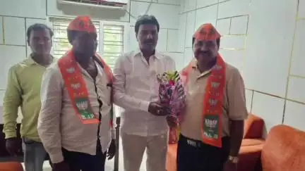 ସୁକିନ୍ଦା: ସ୍ଥାନୀୟ ବିଜେପି କାର୍ଯ୍ୟାଳୟରେ ମନ୍ତ୍ରୀଙ୍କ ଉପସ୍ଥିତିରେ ବିଜେଡି କର୍ମୀ ଶଙ୍କର୍ଷଣ ମହାନ୍ତି ଓ ଗୋପାଳ ସାବତ ଦଳରେ ସାମିଲ