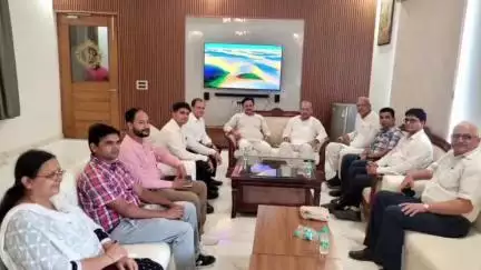 बड़ौत: सांसद डॉ राजकुमार सांगवान ने बड़ौत में रालोद कार्यालय पर बुजुर्गों से मुलाकात की, खेकड़ा में कृषि अधिकारियों से की बैठक