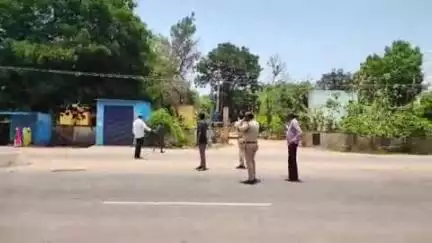 ఆర్మూర్: మాక్లూర్ మండల కేంద్రంలోని ప్రభుత్వ కార్యాలయాల ఎదుట రోడ్డుపై ఎడ్ల బండి నిలిపి నిరసన వ్యక్తం చేసిన రైతు