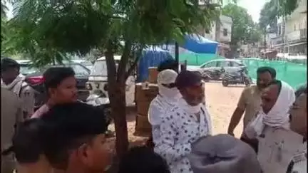 सोहागपुर: किरण टॉकीज के पास स्थगन आदेश के बाद भी भूमि पर निर्माण, पुलिस ने दी समझाइश