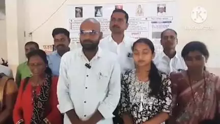 शिरूर: मुंडण करुन सामाजिक कार्यकर्ते निलेश वाळुंज यांचा सार्व. बांधकाम विरोधात निषेध #Jansamasya