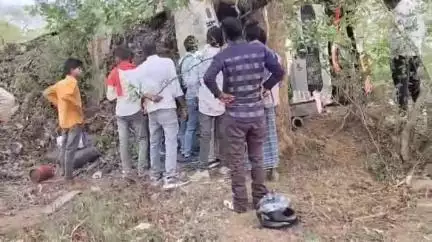 नौगढ़: सहरसटाल गांव के पास अनियंत्रित होकर अचानक पलटी हाइवा, मौके से चालक हुआ फरार