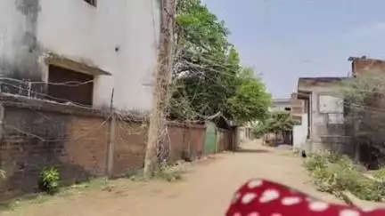 भिंड नगर: भिंड: स्वरूप विद्या निकेतन वाली गली में खम्भे पर कड़िया डालकर बिजली चोरी, ज़िम्मेदार बेखबर