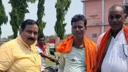 मोतिहारी: नोनेया मखनिया उच्च विद्यालय परिसर में पशुपालकों के बीच पशु आहार का वितरण किया गया