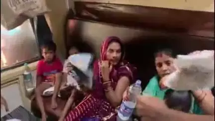 वाराणसी रेलवे स्टेशन पर ट्रेन न चलने से यात्रियों ने किया हंगामा