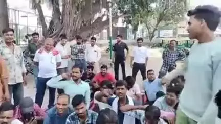 रुद्रपुर: रुद्रपुर के CNC ऑटो चालकों ने अवैध वसूली का आरोप लगाते हुए गांधी पार्क में धरना प्रदर्शन किया