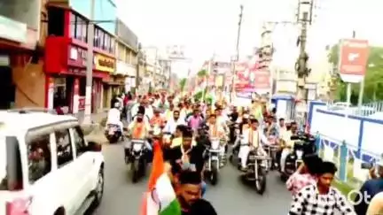 উলুবেড়িয়া ১: হাওড়া জেলা গ্রামীন বিজেপির পক্ষ থেকে তিরঙ্গা যাত্রা উপস্থিত রাজ্য সভাপতি ১১ ফটক  বাস স্ট্যান্ড থেকে