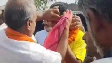 नूह: गांव उजीना पहुंचे पर्वतारोही नेहपाल सिंह फौजी, ग्रामीणों ने फूल मालाओं और डीजे से किया स्वागत