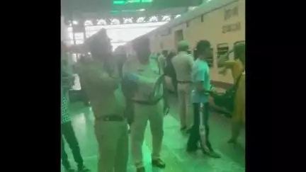 सहारनपुर: रेलवे स्टेशन पर शताब्दी एक्सप्रेस में GRP और RPF का संयुक्त चेकिंग अभियान, यात्रियों को जहरखुरानी से सतर्क रहने का संदेश