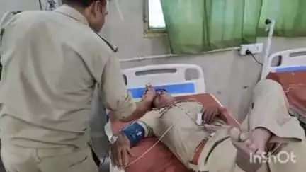 फर्रुखाबाद: कमालगंज क्षेत्र में 2671 PRV पर तैनात दरोगा की हालत बिगड़ी, साथी पुलिस कर्मियों ने जिला अस्पताल लोहिया में कराया भर्ती