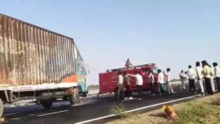 रामगंजमण्डी: दिल्ली-मुंबई एक्सप्रेस-वे पर भीषण सड़क हादसा, कार ने ट्रक को मारी टक्कर, आग से कार व ट्रक जले, 1 की मौत, 2 घायल