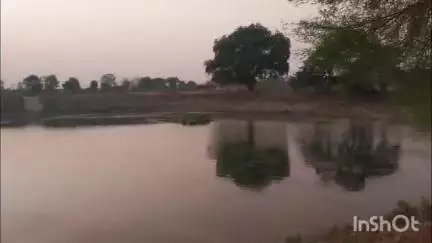मानिकपुर: मारकुंडी के तालाब में स्थित प्राचीन शिव मंदिर में बारिश न होने पर क्षेत्रवासी जल से भगवान शिव का अभिषेक करते हैं