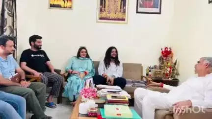 ज्वालामुखी: हिमाचल के सुप्रसिद्ध पहाड़ी गायक हंसराज रघुवंशी ने शक्तिपीठ श्री ज्वालामुखी मंदिर में माथा टेका