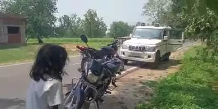 चिनिया: रानीचेरी में तेज रफ्तार बाइक पलाश के पेड़ से टकराई, युवक गंभीर रूप से घायल, पुलिस मौके पर पहुंची
