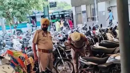 ਫਰੀਦਕੋਟ: ਬੱਸ ਸਟੈਂਡ ਤੇ ਪੁਲਿਸ ਨੇ ਯੁੱਧ ਨਸ਼ਿਆਂ ਵਿਰੁੱਧ ਮੁਹਿੰਮ ਦੇ ਤਹਿਤ ਕੀਤੀ ਸਰਚ, ਪਾਰਕਿੰਗ ਵਿੱਚ ਖੜੇ ਵਹੀਕਲਾਂ ਦੀ ਕੀਤੀ ਪੜਤਾਲ