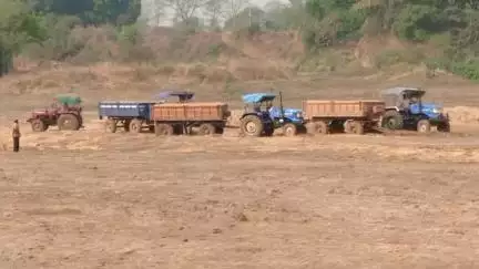 गुण्डरदेही: देवरी (ख) में अवैध रेत खनन और परिवहन का काम जारी, एक बार हुई कार्रवाई के बावजूद नहीं सुधरे रेत तस्कर
