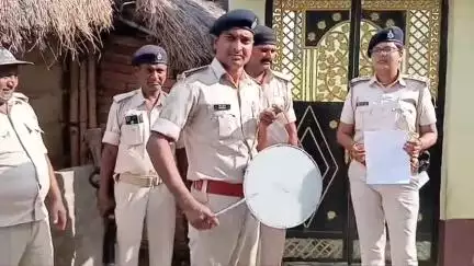 मोतिहारी: जिले के बेला निवासी 25 हजार के इनामी एवं फरार अभियुक्त इनामुल हक के घर पुलिस ने इश्तेहार का तामिला किया