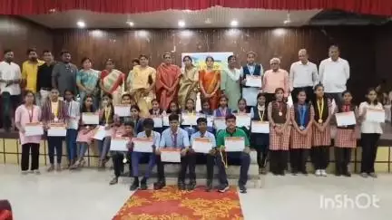 नेपानगर: नेपानगर में चमके शिक्षा के सितारे, 78 मेधावियों का हुआ भव्य सम्मान, ऑडिटोरियम श्रद्धांजलि और प्रेरणा से गूंजा