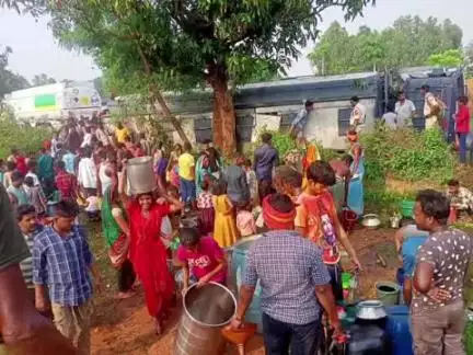 प्रतापपुर: दरहोरा में डीजल से भरा टैंकर पलटा, डीजल लूटने के लिए ग्रामीणों की जुटी भीड़, मौके पर पहुंची पुलिस