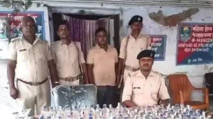 चिरैया: पुलिस ने मधुबनी गांव के पास 144 बोतल नेपाली शराब के साथ एक तस्कर को गिरफ्तार कर जेल भेजा, थाना अध्यक्ष ने दी जानकारी