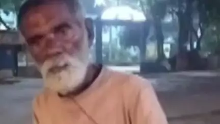 सनहौला: सन्हौला मुख्य बाजार में लावारिस घूमते वृद्ध को लाइफ केयर के संचालक ने दी आर्थिक मदद