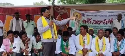 అసిఫాబాద్: ఆసిఫాబాద్ కలెక్టరేట్ ఎదుట 11వ రోజుకు చేరుకున్న ఆదివాసీ రిలే నిరహార దీక్ష