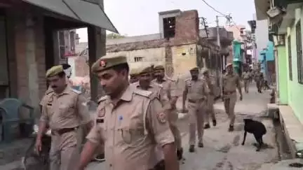 बिल्सी: कुंवरगांव में थाना प्रभारी ने भारी पुलिस बल के साथ सुरक्षा व्यवस्थाओं का जायजा लिया, संबंधित को दिए निर्देश