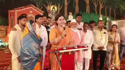 केज: चाकरवाडी रोप्य महोत्सवाला मंत्री पंकजा मुंडे यांची भेट