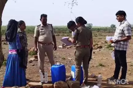 बैराड़: बैराड पुलिस ने केमई के जंगल से 60 लीटर कच्ची शराब जब्त की, एक महिला गिरफ्तार, मामला दर्ज