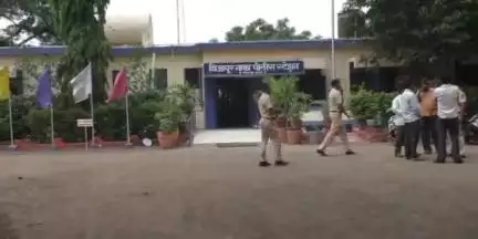 उत्तर सोलापूर: आंबेडकर नगरात विवाहितेला कॅमेरा लावून व्हिडीओ व्हायरल करण्याची धमकी देणाऱ्या पती व नणंदेवर विजापूर नाका पोलीसात गुन्हे