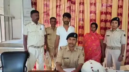 डुमरा: सोनबरसा थाना पुलिस ने नशीली दवा के साथ पति-पत्नी को किया गिरफ्तार