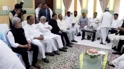 నవాబ్​పేట: రాజ్ భవన్ లో నూతన మంత్రుల ప్రమాణ స్వీకారంలో పాల్గొన్న స్పీకర్ గడ్డం ప్రసాద్ కుమార్
